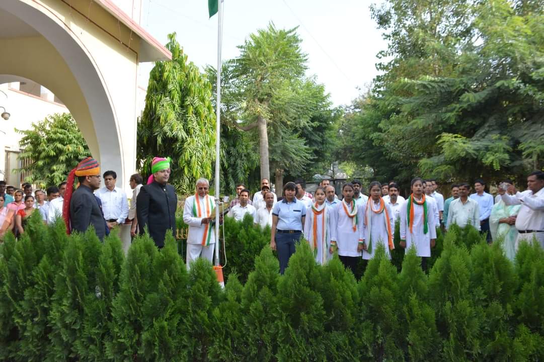 #Sikar जिला कलेक्टर सौरभ स्वामी ने किया जिला कलेक्ट्रेट में ध्वजारोहण
स्वतंत्रता दिवस के अवसर पर कलेक्ट्रेट परिसर में प्रातः 8 बजे जिला कलेक्टर सौरभ स्वामी ने ध्वजारोहण किया <a href="/DcDmSikar/">District Collector & Magistrate, Sikar</a>