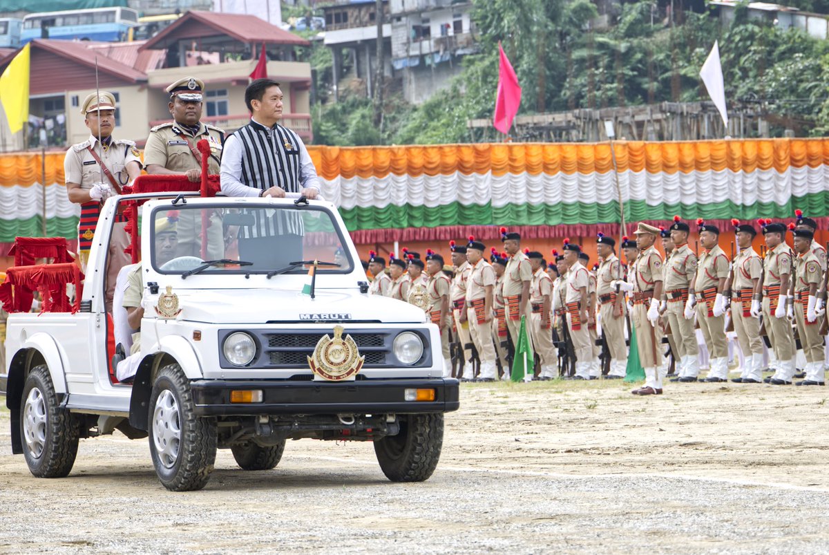 MyGovArunachal's tweet photo. Hon'ble CM Shri Pema Khanu hoisted the national flag to mark the 77th Independence  Day at IG Park, Itanagar, in the presence of several dignitaries and a large gathering. It was followed by a cultural program, which featured performances by various artists from across the state. https://t.co/5Qe64e6nLe
