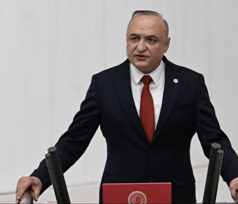 1990’lı yılların en karanlık cinayetlerinden birisi Nesim Malki cinayetinin azmettiricisi Erol Evcil’in başını çektiği örgütlenme ile demir-çelik piyasalarında 25 Milyar TL vurgun yapılıyor. “Demir Yumruk” operasyonu düzenleniyor,gözaltına alınan en önemli isimlerden birisi Melih