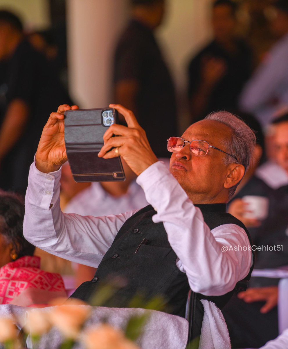 जश्न ए आज़ादी को संजोने की कोशिश....

आज़ादी के उत्सव का नज़ारा ही कुछ ऐसा था कि एक क्लिक तो ज़रूरी था।

#IndependenceDay2023