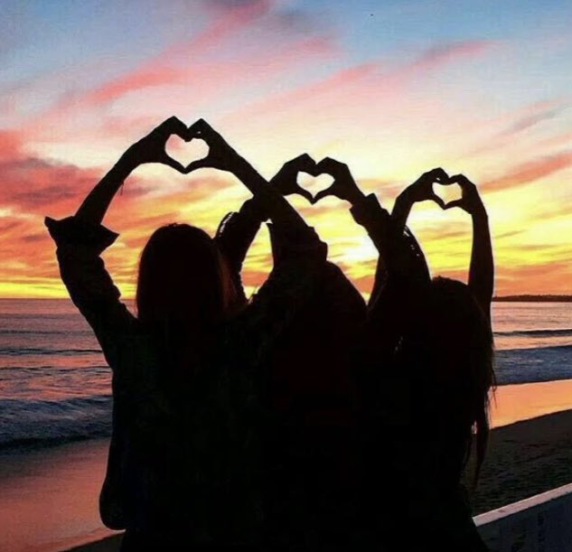 لصديقاتي ..
وحشششتوني ..
وكن غيآبكم .. ك ذ ب هـ ..💔

#عزف 
#بس_اقول 
#مساء_الخير