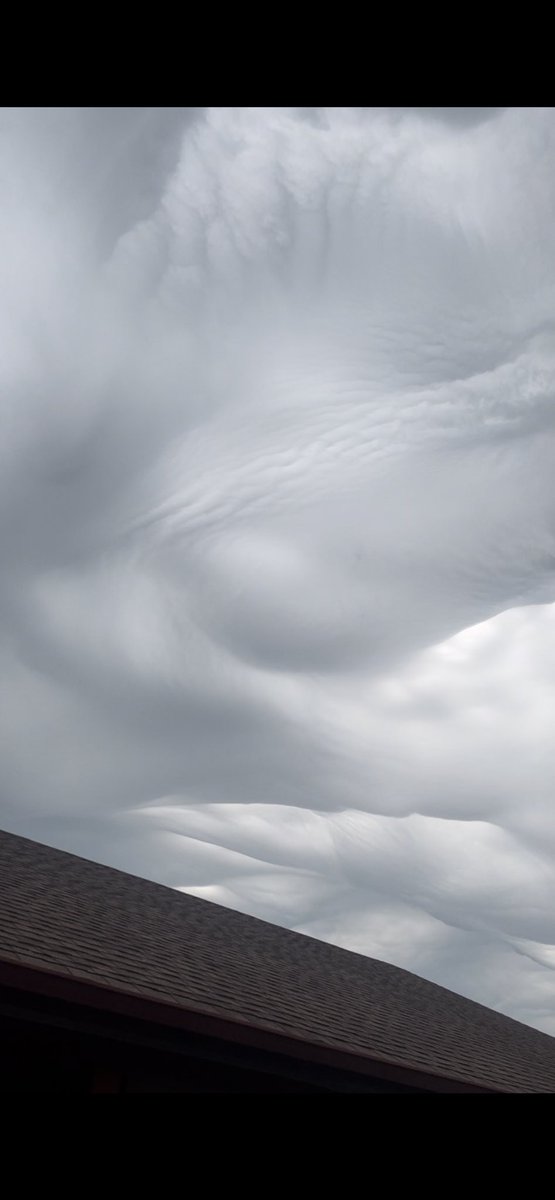 AlishaLP22's tweet photo. @OKStormTrax @ShadowofEzra Crazy clouds in OK a month or so ago. The pics don’t do it justice. https://t.co/zTWyhknNbO