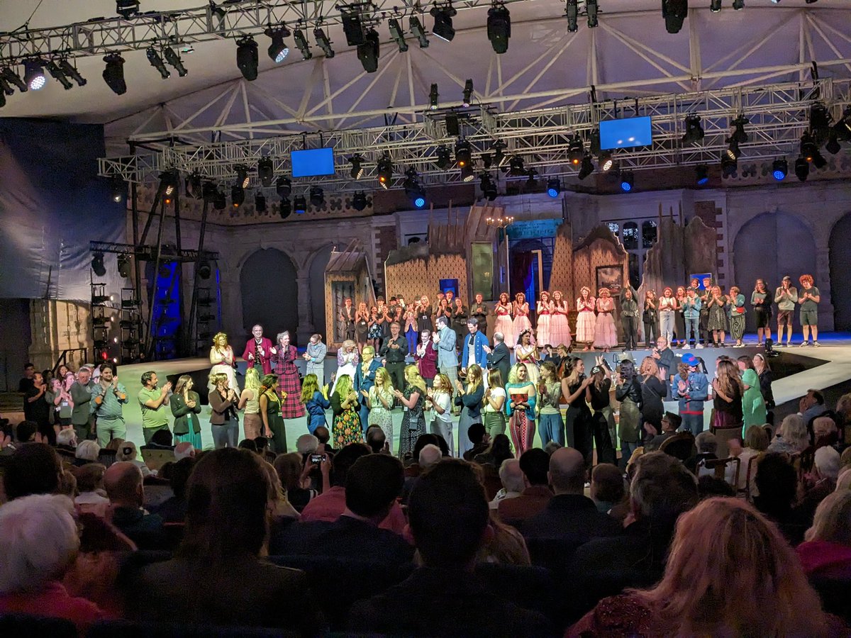 Fabulous ending to the #OHP2023 @operahollandpk season on Saturday. As well as the Ruddigore company & @CityLdnSinfonia, great to get some of the team from the OHP office, backstage, FOH, the bars, security & OHP volunteers on stage too. Just some of the MANY people involved.