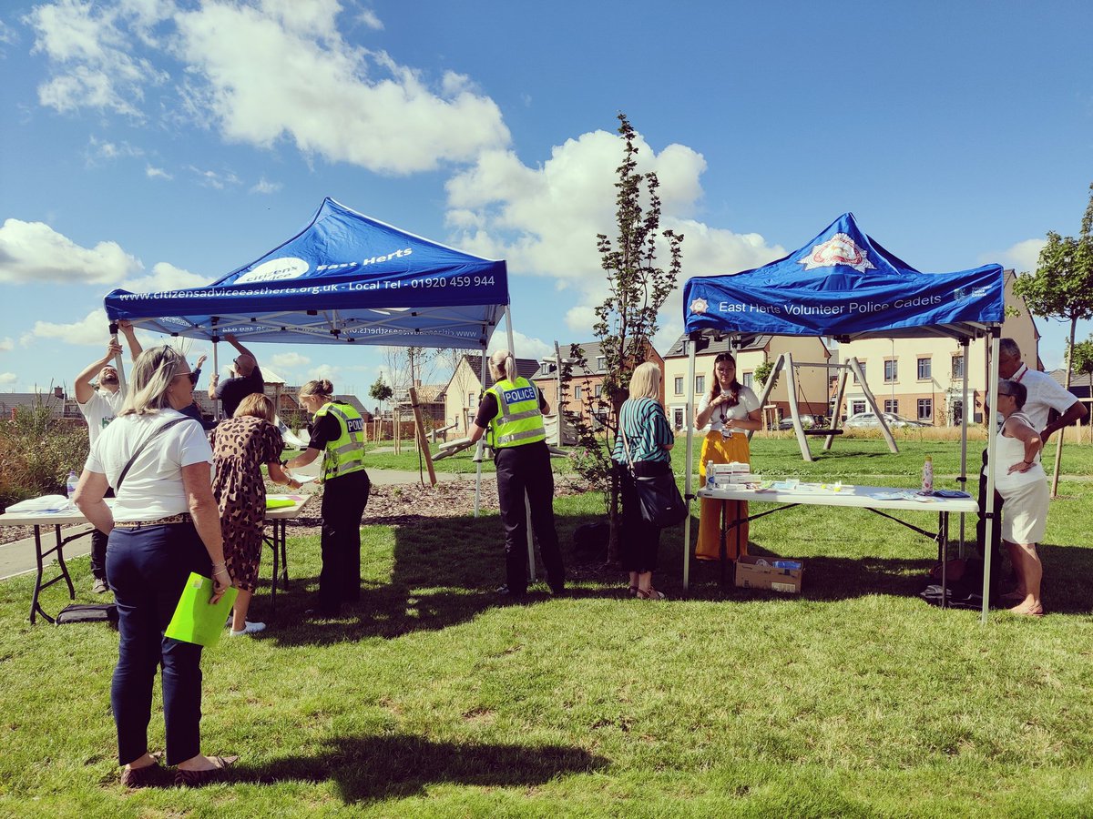 Multi agency working in Sawbridgeworth today. 
<a href="/EastHertsPolice/">East Herts Police</a> <a href="/EastHerts/">East Herts Council</a> 
@HealthyHubeh
@HertsCAS
chatting to local residents about all the services available in their area.