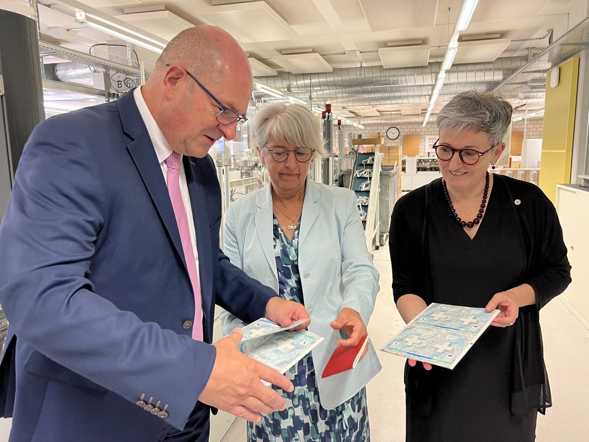 EJPD_DFJP_DFGP's tweet photo. Impressionnant: la production du passeport biométrique - avec ses éléments de sécurité de pointe - ne prend que 2,7 jours en moyenne. Pierre Broye et Nicoletta della Valle présentaient ce matin les tâches respectives de l‘#OFCL et de @fedpolCH à @elisabeth_baume https://t.co/bb8NmD7PYC