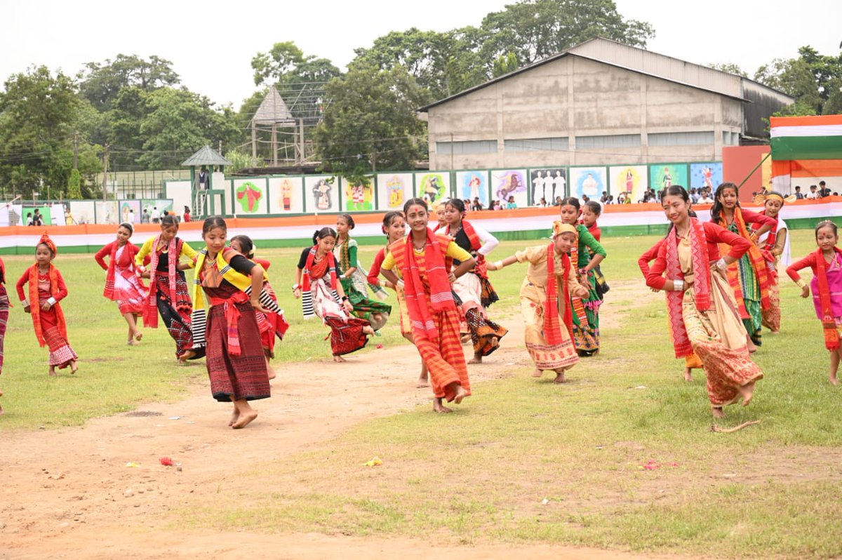 dcgolaghat's tweet photo. গোলাঘাট জিলাৰ সদৰত ৭৭ সংখ্যক স্বাধীনতা দিৱস উপলক্ষে সাংস্কৃতিক অনুষ্ঠান আৰু চি আৰ পি এফৰ ১৪২ বেটেলিয়নৰ চকু বান্ধি অস্ত্ৰ পৰিচালনাৰ কৌশল প্ৰদৰ্শনৰ কেইটামান  দৃশ্য। https://t.co/VT2J2wl9jo