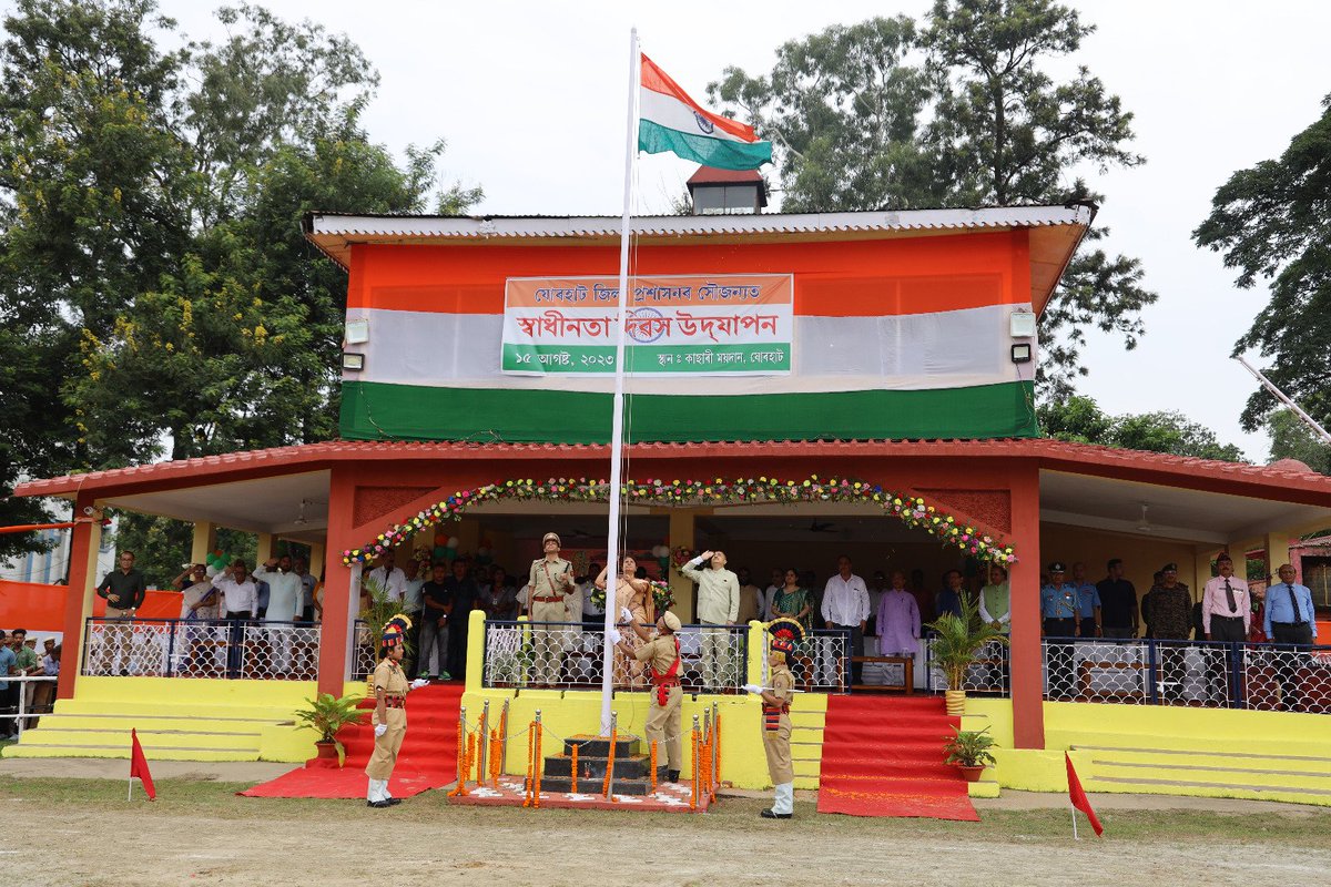 Jorhat_Police's tweet photo. ৭৭ তম স্বাধীনতা দিৱসৰ এই দিনটোত যোৰহাট জিলা আৰক্ষীৰ তৰফৰ পৰা প্ৰতিগৰাকী ভাৰতীয়লৈ আন্তৰিক শুভকামনা আৰু অভিনন্দন জ্ঞাপন কৰিছোঁ। 
জয় হিন্দ
@assampolice @DGPAssamPolice @gpsinghips @CMOfficeAssam https://t.co/ovNYbNFbpZ