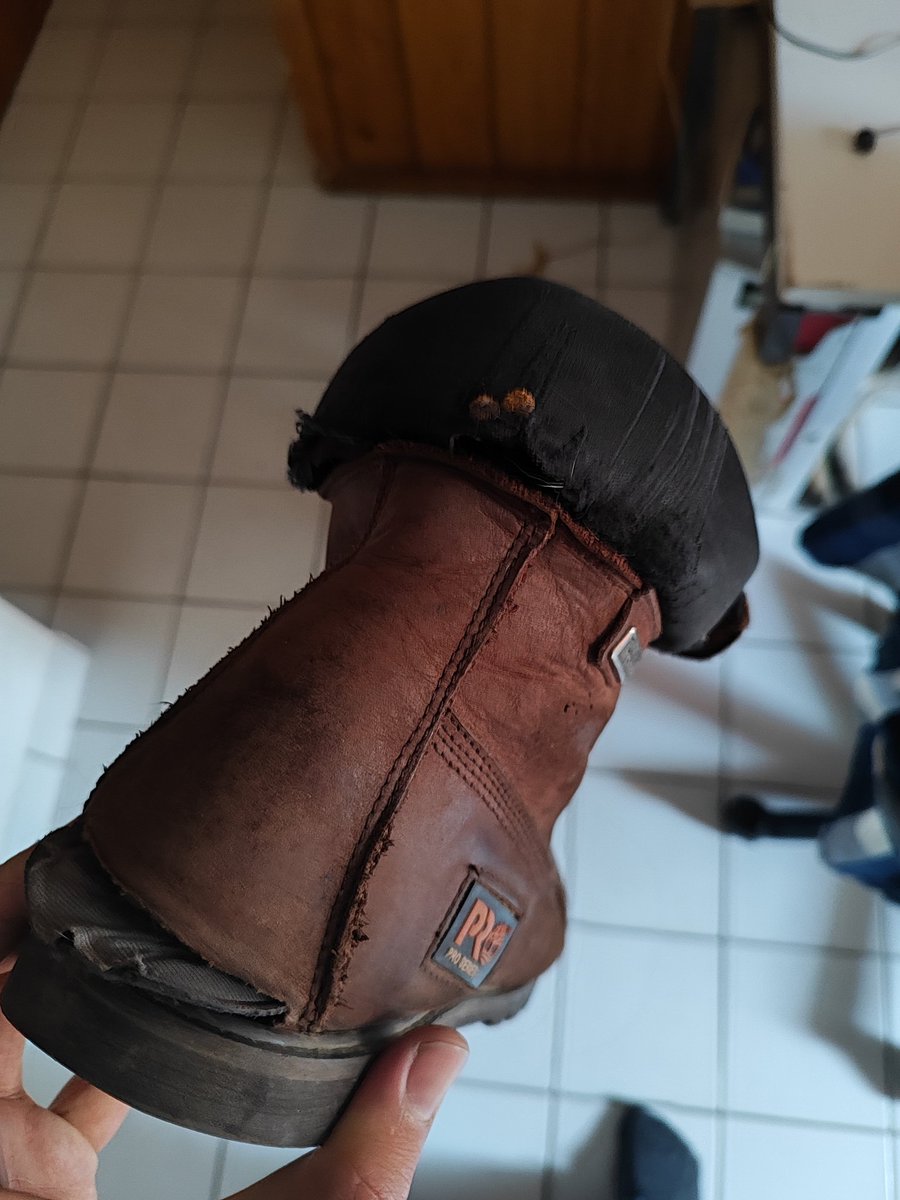 Max_Font's tweet photo. Hey @Timberland when did you switch from workers boots to disposable boots exactly ?

One year old 140$ professional boots

#bootsaddict  #boots #inflation #junkflation #greedflation #fashion #qualityboots https://t.co/rQkC4kHsaL