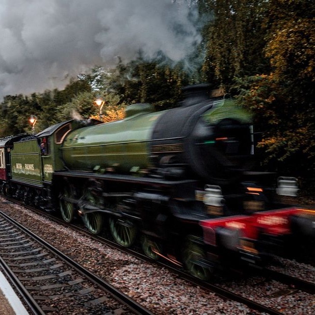 Steam_Dreams's tweet photo. The #SunsetSteamExpress leaves the bustling city of London behind and passes through Guildford before meandering through the #SurreyHills, descending the Vale of Holmesdale and gliding through Dorking and Reigate. π
Book now: https://t.co/20PI1RNfWl
πΈ IG: bogdan_schiteanu https://t.co/BmjTzZhVwG