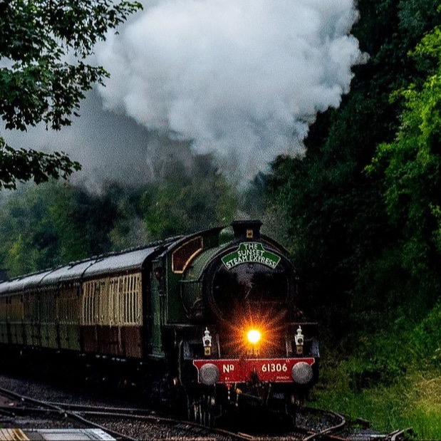 Steam_Dreams's tweet photo. The #SunsetSteamExpress leaves the bustling city of London behind and passes through Guildford before meandering through the #SurreyHills, descending the Vale of Holmesdale and gliding through Dorking and Reigate. π
Book now: https://t.co/20PI1RNfWl
πΈ IG: bogdan_schiteanu https://t.co/BmjTzZhVwG