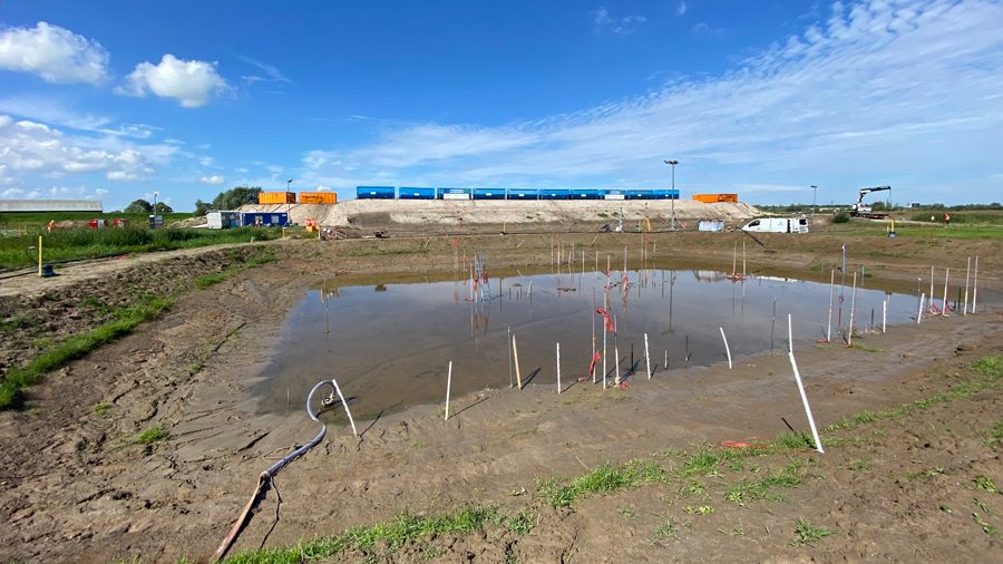 WDOD en Deltares zijn begonnen aan deel 2 vd opbarstproef in Kamperveen. Als blijkt dat de deklaag achter de dijk bij hoogwater veel meer stabiliteit geeft dan tot nu toe gedacht, kunnen vele miljoenen euro’s worden bespaard op verdere dijkversterkingen. h2owaternetwerk.nl/h2o-actueel/tw…