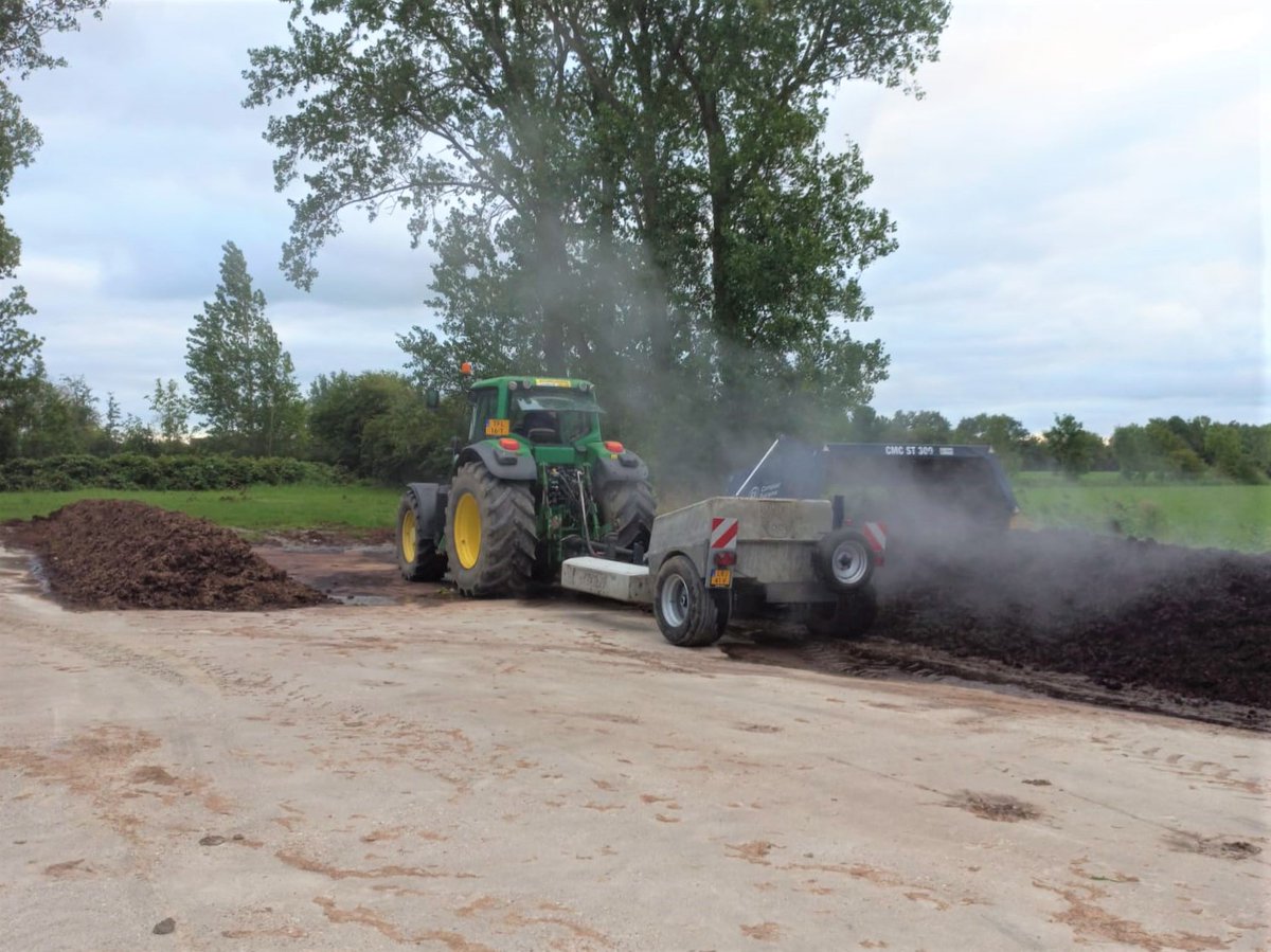 Een aantal boeren in Stiens e.o. zijn in samenwerking met Agricycling gestart om van bermgras compost te maken. Donderdag 3 augustus was op bedrijf van Mts Miedema een excursie over het verwerken van bermgras tot compost. Lees meer: waadrane.frl/nieuws/van-ber…