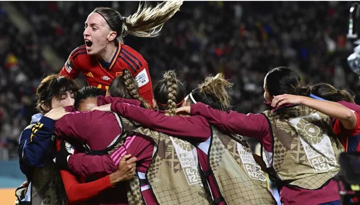 AleOnFocus's tweet photo. Espero que les dediquen HORAS en los medios, que les reconozcan la importancia de lo que están haciendo y que no solo las mencionen 30 segundos al final de las noticias. Vamos BESTIAS!!!🇪🇦 #MundialFemenino2023 #FIFAWWC https://t.co/m3BexKixvS