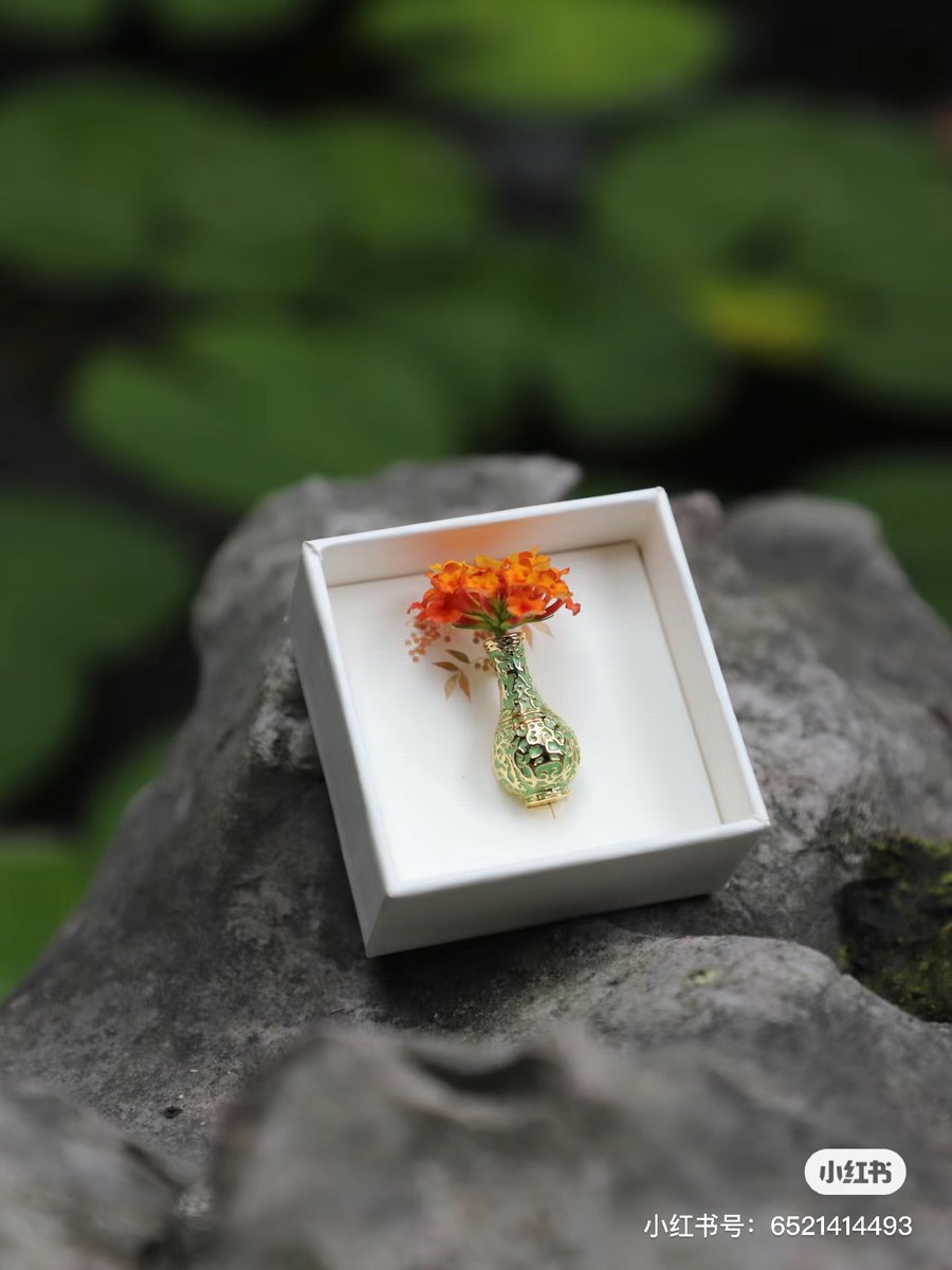 蘇州博物館が所蔵する文化財の花瓶をモチーフとしたブローチとマグネット。