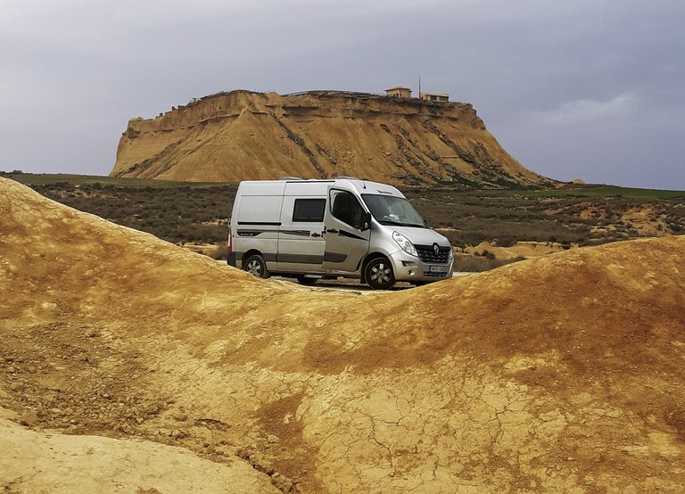 [#erreportajea] Furgonetan edo autokarabanan bidaiatzea gero eta ohikoagoa da. <a href="/EHfurgo/">EHfurgo</a>-ren atzean dagoen bikoteak Euskal Herriko hogeita bost ibilbide jasotzen dituen liburua argitaratu du.
labur.eus/cBKMa