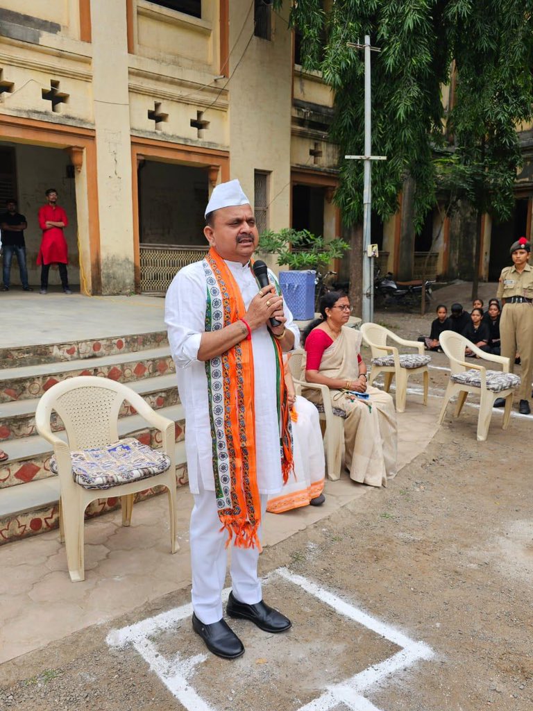 RCMakwanaBJP's tweet photo. 77માં સ્વાતંત્ર્ય દિવસના પર્વ નિમિત્તે શેઠ એમ.એન હાઇસ્કુલ મહુવા ખાતે ઉજવણી અંતર્ગત ધ્વજવંદન કાર્યક્રમમાં હાજરી આપી. 

#IndependenceDay https://t.co/VwXLPrs7cH