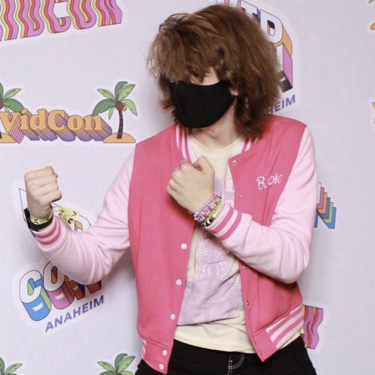 RandomisedBoo's tweet image. who are they fighting -🎸