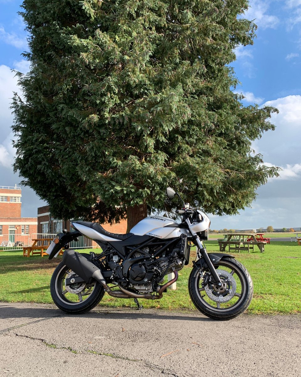 SuzukiBikesUK's tweet image. Combining café racer styling, v-twin performance and lower than usual APR, there is a lot to enjoy with the SV650X. 

szuki.co/lkBE
#SV650X #SuzukiBikes #VTwin