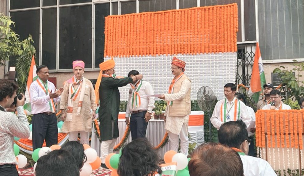 LicBinayKumar's tweet photo. @LICIndiaForever सादर नमन 🙏 एलआईसी से पहचान बनी,आदरणीय मंडल प्रबंधक महोदय ने मंडल कार्यालय में उत्कृष्ट कार्य करने पर सम्मानित किया,दिल से धन्यवाद करता हुँ मैं अपने सभी 700 ग्राहकों का जिन्होंने लगातार मुझपर विश्वास जताया है Lic पर भरोसा किया है 🙏 Thanks Lic / SBA सर / SDM सर @LICIndiaForever https://t.co/IC99R8edkU