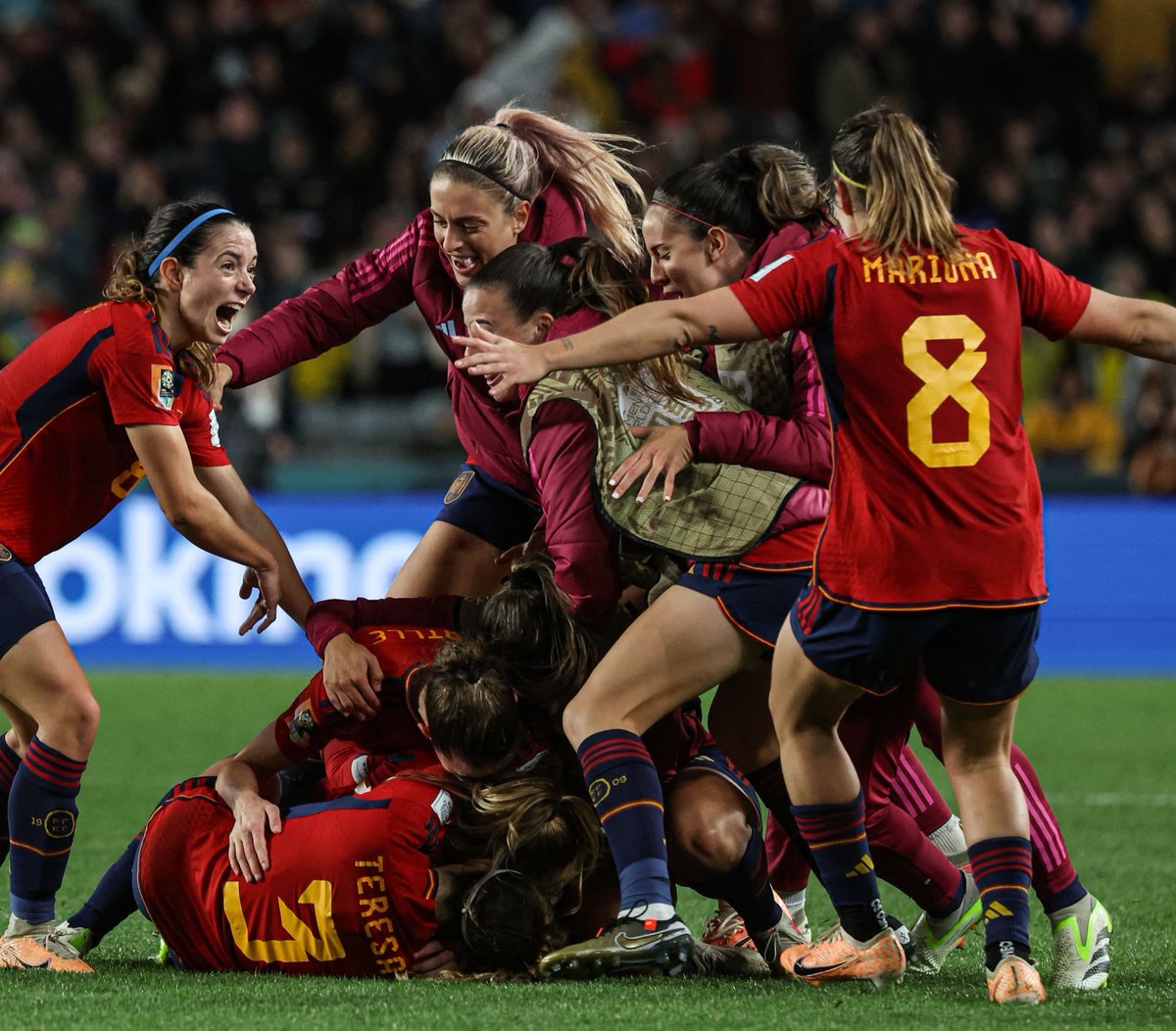 MenInBlazers's tweet photo. CAPTAIN CARMONA SENDS SPAIN TO FINAL 🥳🇪🇸

Late thunderbolt from OLGA CARMONA & another goal from 19yo supersub SALMA PARALLUELO see 🇪🇸 beat 🇸🇪 2-1. Country that had never won WWC knockout match before this year, & had players in open revolt against coach, now off to the final.