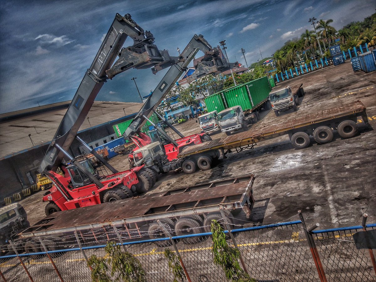 spoeiz's tweet image. #alatberat #forklift #stacker #TruckDriver #trucking #trucker #box #petikemas #port #armada #work #alahitujuo #kusuik #kareh