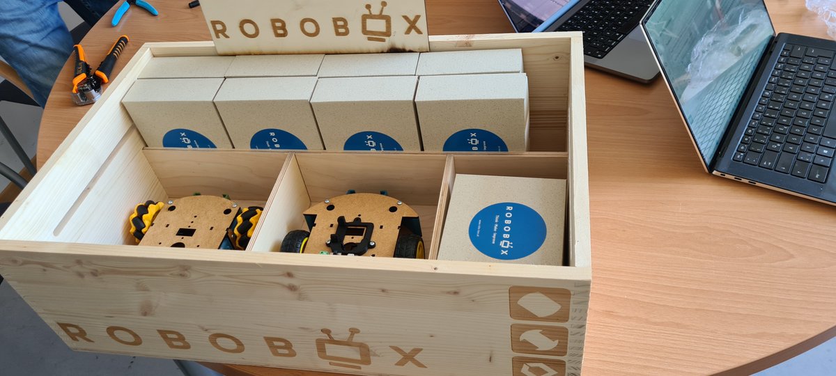 ThomasLeitgeb's tweet photo. #phburgenland #robobox #landburgenland
🤩 Die Begeisterung ob der ersten zusammengebauten Lernroboter ist riesengroß!
😎 Wir sind extrem Stolz auf die Entwicklung und das Endprodukt!
🫵 Was hältst du von der #Robobox?
🤖🤖🤖🤖🤖🤖🤖🤖🤖🤖🤖🤖🤖🤖🤖🤖🤖🤖🤖 https://t.co/PmUdqnylxW