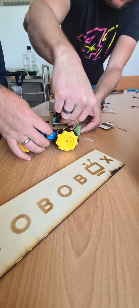 ThomasLeitgeb's tweet photo. #phburgenland #robobox #landburgenland
🤩 Die Begeisterung ob der ersten zusammengebauten Lernroboter ist riesengroß!
😎 Wir sind extrem Stolz auf die Entwicklung und das Endprodukt!
🫵 Was hältst du von der #Robobox?
🤖🤖🤖🤖🤖🤖🤖🤖🤖🤖🤖🤖🤖🤖🤖🤖🤖🤖🤖 https://t.co/PmUdqnylxW