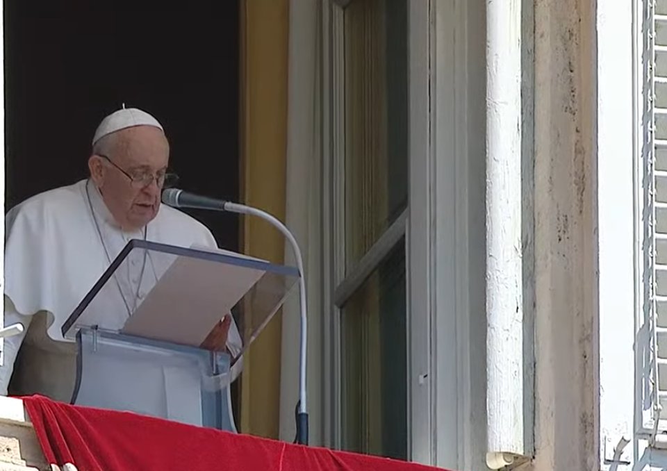 vaticannews_it's tweet photo. #PapaFrancesco La nostra Madre, Assunta in Cielo, ci aiuti a salire ogni giorno più in alto attraverso il servizio e la lode. #Angelus #15agosto https://t.co/K5CjctQWxF