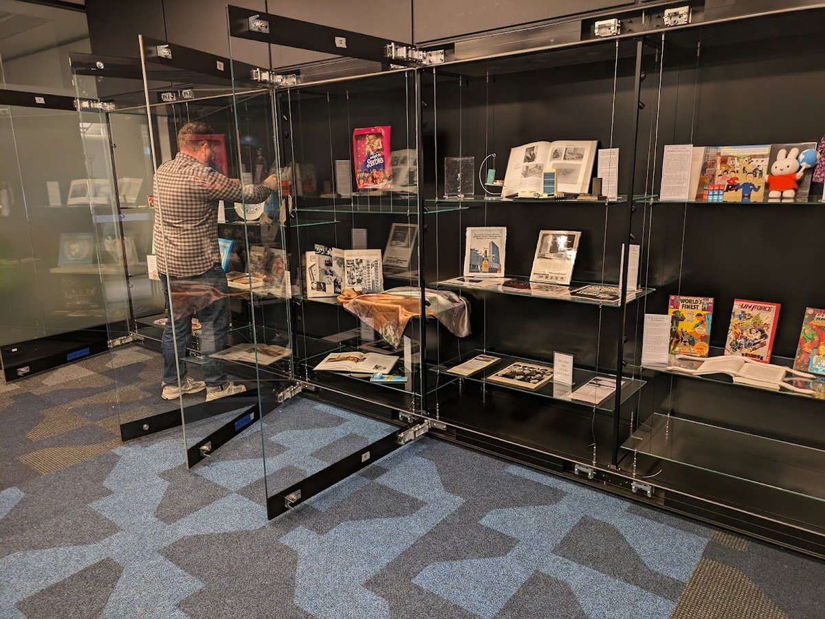 Come by @Sydney_Library to see 'At the Vanishing Point' exhibit of the souvenirs or international law's institutions. (@SydneyLawSchool's Emily Crawford, Jacqui Mowbray & @UTSIntLaw's @DrJessieHohmann & @UNSWLaw's @DAWJoyce) Here's a taster: @DAWJoyce installing the objects.