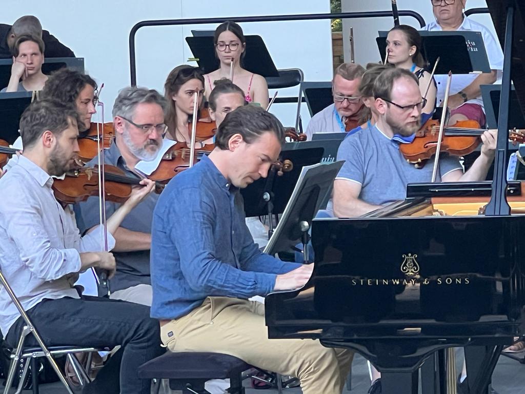 ☑️La Roque-d’Anthéron, la Mecque du piano ↘️destimed.fr/la-roque-danth…
🎥René Martin - directeur artistique du <a href="/PianoLaRoque/">Festival Piano</a>
🎥le pianiste  Nathanaël Gouin <a href="/NathanaelPiano/">Nathanaël Gouin</a> 
Aziz Shokhakimov à la tête du Sinfonia Varsovia
