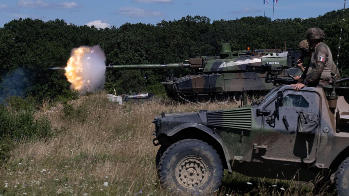 armeedeTerre's tweet image. Avec le bataillon multinational 🇷🇴🇫🇷🇵🇹 sur le camp de Cincu en Roumanie.

➡️ Objectif : réaliser les premiers tirs des chars Leclerc du mandat Aigle 5 et travailler l’interopérabilité interarmes et #Interalliés ✅
👉defense.gouv.fr/operations/act…
#MissionAigle #MissionsOps