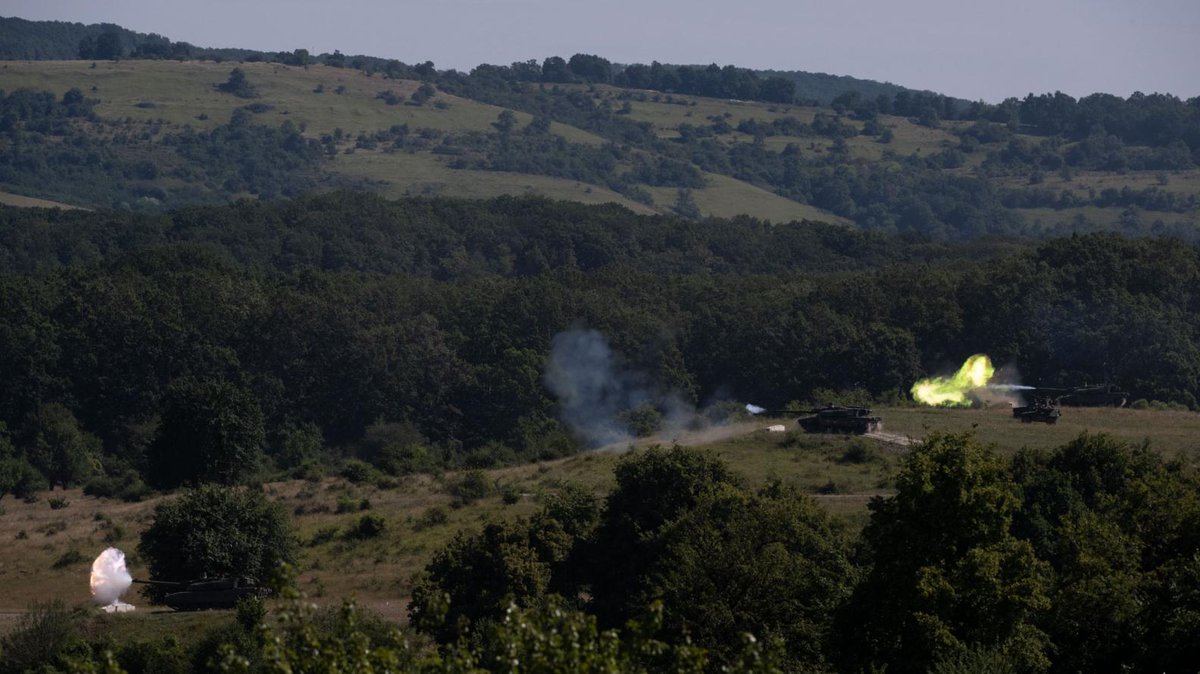 armeedeTerre's tweet image. Avec le bataillon multinational 🇷🇴🇫🇷🇵🇹 sur le camp de Cincu en Roumanie.

➡️ Objectif : réaliser les premiers tirs des chars Leclerc du mandat Aigle 5 et travailler l’interopérabilité interarmes et #Interalliés ✅
👉defense.gouv.fr/operations/act…
#MissionAigle #MissionsOps