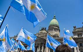 ajcaleca's tweet photo. ¿Por qué tanto asombro por el fenómeno Milei en la Argentina? Así son las cosas allí: el país de Perón y del cadáver insepulto de Santa Evita; de López Rega y María Estela ; del Ché y Santucho; de Firmenich y Giliberti; de Videla, la ESMA y los vuelos de la muerte; de los desaparecidos y las Madres de la Plaza de Mayo; de Maradona y la mano de dios; de Néstor y Cristina; de la Cámpora, Hugo Moyano, los piqueteros; de Borges, Cortázar y Sábato; el país del Papa Bergoglio, latinoamericano y jesuita, para más. Todo desmesura y drama… como el tango.
Milei, Bulrich o Massa, cualquiera de los 3, será el presidente de esa gran nación a partir de octubre o noviembre de este año y nosotros, la oposición venezolana, lo necesitaremos de aliado para el inmenso reto de derrotar a Maduro y para gobernar después de la victoria. De manera que mi felicitación es para los 3, demócratas todos en un país tan hermoso, que ha sufrido tanto y que ha abierto las puertas a miles de venezolanos que hoy viven en su seno. Touché.