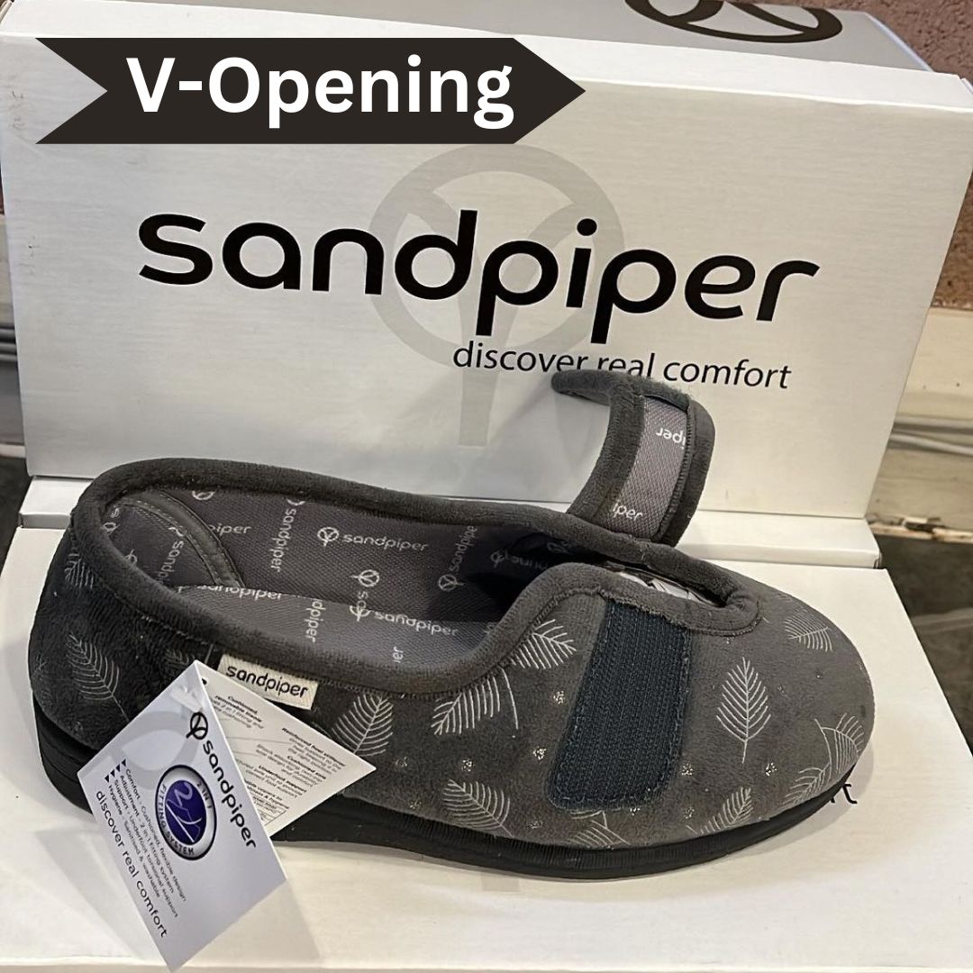 BaylissMobility's tweet photo. We have 3 different slipper style openings in store. 
✅'V' opening allowing for swollen feet, troublesome toes or high instep. 
✅Open flat slippers designed to open out completely flat and can be rolled up around the foot. 
✅Spacious toe boxes and wide opening for swollen feet https://t.co/LN9dgF4fYd