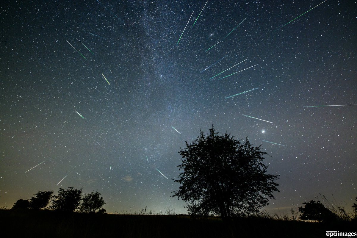 A digital stacked composition image of long exposure photos shows the Perseids meteor shower crossing the night sky over Herrnleis, Austria, early 14 August 2023. EPA-EFE/CHRISTIAN BRUNA #Perseids #Sternschnuppen