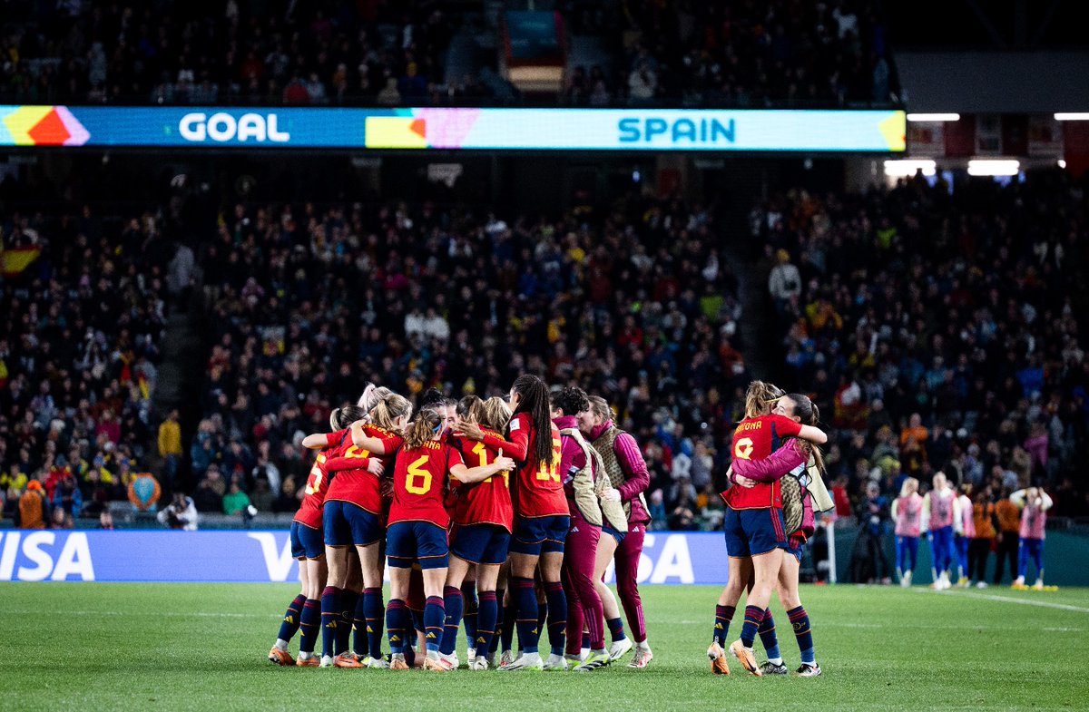 La historia la escriben las que luchan con el corazón porque siempre ganan ♥️💛♥️

¡A la final del Mundial, <a href="/SEFutbolFem/">Selección Española Femenina de Fútbol</a>!