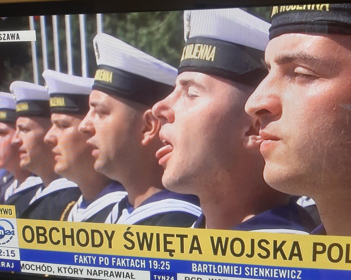 kiraale_'s tweet photo. Obchody dopiero się zaczęły, a żołnierze już mają dość.
#skwar #upał https://t.co/CBck87fiHk