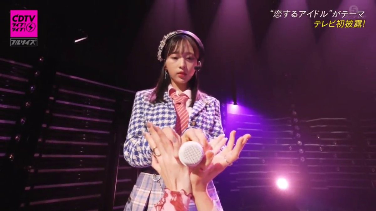 esutomo1116's tweet photo. 最初えりぃと下尾くんに渡したマイクが最後ゆいゆいに渡すまでどこに保管されてるのか誰か教えて欲しいｗ

#アイドルなんかじゃなかったら #AKB48 
#小栗有以 #千葉恵里 #下尾みう https://t.co/HKqiQwmRLL
