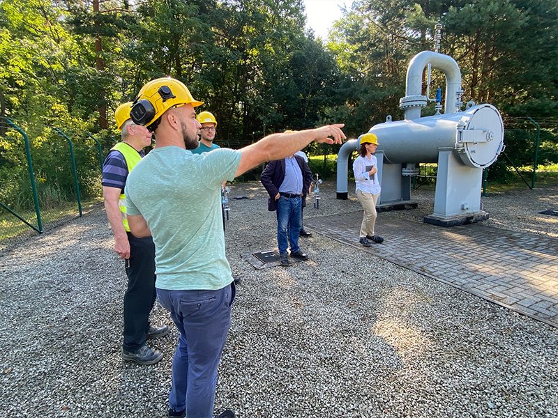 Heute Vertreter*innen aus Politik und Presse zu Besuch auf unserer Station am Netzknotenpunkt Eisenhüttenstadt. Hier wird zukünftig #Wasserstoff entlang geleitet, um das Stahlwerk vor Ort zu versorgen. Eine wichtige Station auch im ONTRAS #H2-Startnetz. Danke für den Austausch!