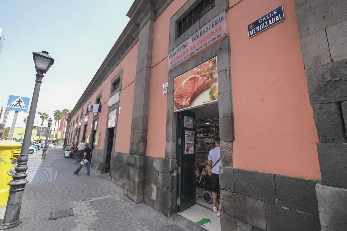 laprovincia_es's tweet photo. 📸😋🥩 Cuatro generaciones de carniceros en el Mercado de Vegueta. La Carnicería Mercado de Vegueta nació a la vez que la plaza de abastos en 1860. Los propietarios destacan la amplia gama de carne de kilómetro cero en su escaparate https://t.co/sCzK6QpOAB