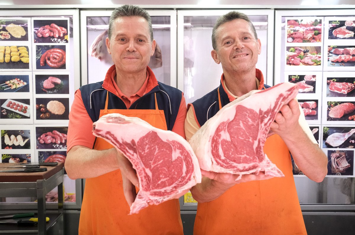 laprovincia_es's tweet photo. 📸😋🥩 Cuatro generaciones de carniceros en el Mercado de Vegueta. La Carnicería Mercado de Vegueta nació a la vez que la plaza de abastos en 1860. Los propietarios destacan la amplia gama de carne de kilómetro cero en su escaparate https://t.co/sCzK6QpOAB