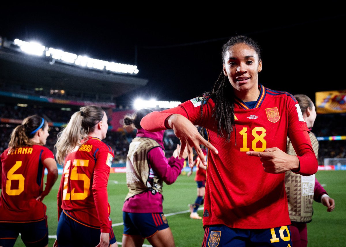 SpheraSports's tweet photo. - 19 años
- MVP de los cuartos de final y las semifinales del Mundial
- Corre más que el Red Bull de Verstappen
- Zurda de seda
- Puro carisma cuando celebra goles

Salma Paralluelo. DIRECTORA DE ORQUESTA. https://t.co/c64oxh6p1q
