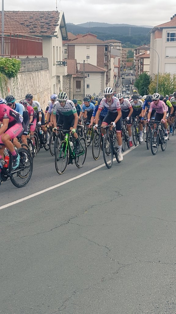 Hacia el quinto paso por el alto de Zaraobe  <a href="/AlvaroCarasa/">ALVARO CARASA GRANADOS👱🏽‍♂️</a> <a href="/ccpadrones/">Equipo Cortizo</a>
 A casi un minuto  un grupo de 13  udes. Pelotón a 2'05 #lehendakaritxapelketa  #torneolehendakari  #Amurrio