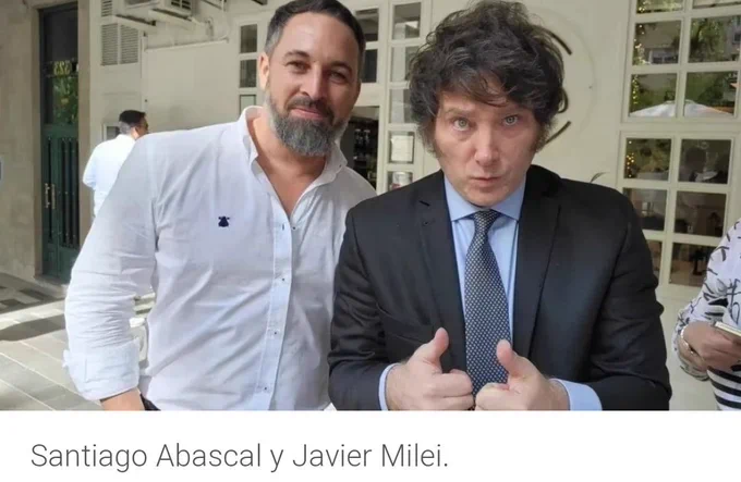 EscritorJCamara's tweet photo. Javier Milei y Santiago Abascal son súbditos del amo: FMI y Yunque.
Pretenden destruir la educación, sanidad, pensiones y Ds Sociales, pero conservar el Ejército y la Policía, para que los pobres, ignorantes y explotados no revienten su propiedad privada.
Dictadura en democracia. https://t.co/20prmAwJoG