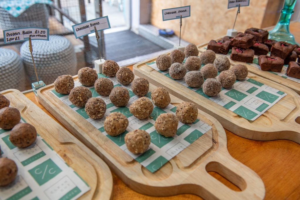 cleancutkitchen's tweet photo. 🏃‍♂️🥣 Power Up On-The-Go with Protein Ball Snacks! 🌟💪

Grab a handful and load up on goodness while conquering your day with ease! 🏋️‍♀️🍽️ 

#ProteinBalls #FuelYourDay #CleanCutKitchen https://t.co/fA0bsPdUOs