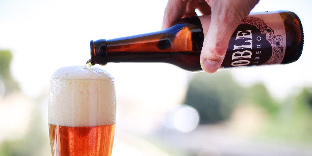 Que si #Trabajo, casa, #familia... por fin hoy estamos de #festivo ¡haz doblete! 🍺🍺💪

Albero Doble, es una #CervezaArtesana Maibock, maltosa y dulce ¡Todo un #cervezón concentrado en una botella de 33cl. para hacer este día un poco más sentido! 😉

#andalucia #DíaFestivo