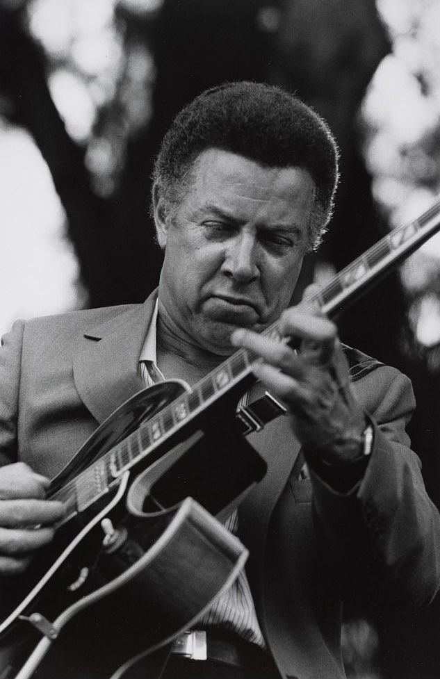 3rdstreetjazz's tweet photo. The musicians on this piece were an all star cast. #PaulChambers, #KennyBurrell, #HankJones, and #ArtTaylor. Each one a legend, each one bringing their own story to "Bass on Top." #JazzLegends #MusicalMasters /6 https://t.co/fWO8yST1uN