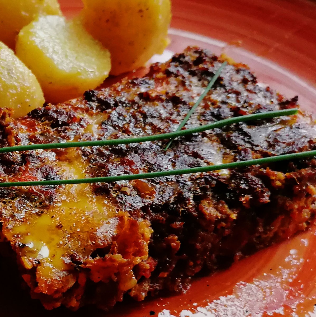 MikeKocht's tweet photo. #Twooking kann heute auch #Feiertag machen. In der Tiefkühlung gab's noch faschierten Braten (#Hackbraten) auf #südafrikanisch. Sollte ihr probieren und gleich mehr machen, kann man eben gut aufbewahren :-)
https://t.co/yKzUP66Z9Z https://t.co/rZCuy5RIWB