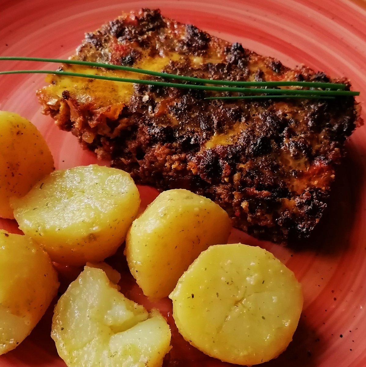 MikeKocht's tweet photo. #Twooking kann heute auch #Feiertag machen. In der Tiefkühlung gab's noch faschierten Braten (#Hackbraten) auf #südafrikanisch. Sollte ihr probieren und gleich mehr machen, kann man eben gut aufbewahren :-)
https://t.co/yKzUP66Z9Z https://t.co/rZCuy5RIWB