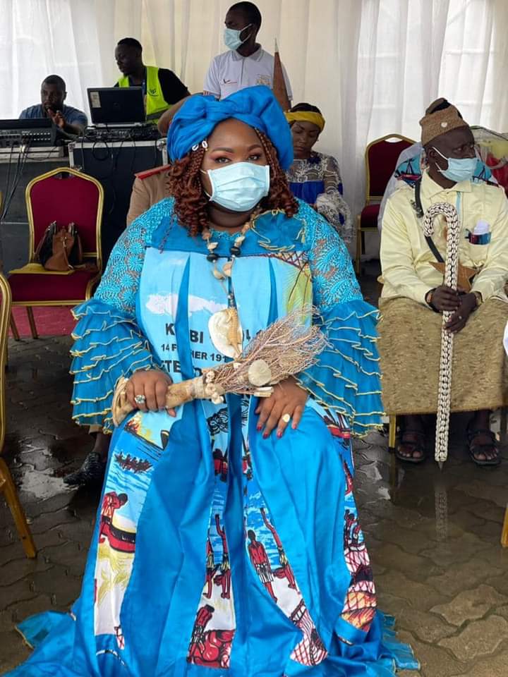 auletch's tweet photo. En image, la 👑 MAHOUVE IV Michèle Gaëlle, Chef du Groupement BATANGA LOHOVE à Kribi.
#auletch https://t.co/TCpL7MUCXH